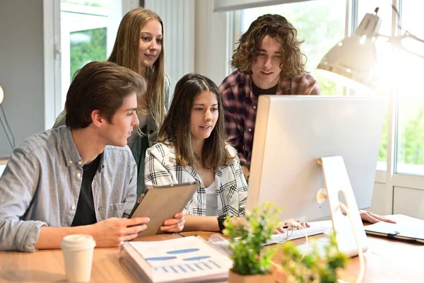 Proje üzerinde çalışan bir grup öğrenci