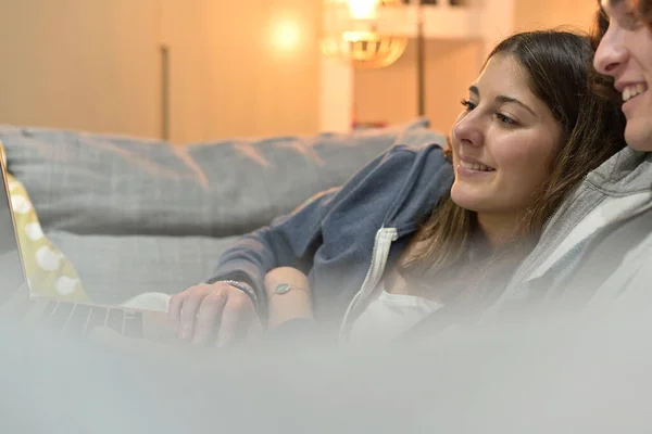 Pareja Joven Estudiantes Casa Viendo Películas Portátil — Foto de Stock