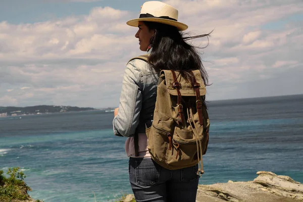 Woman Hat Walking Ocean Coast Admiring Scenery — Stock Photo, Image