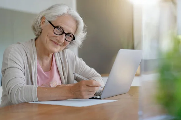 Mulher Sênior Usando Computador Portátil Casa — Fotografia de Stock