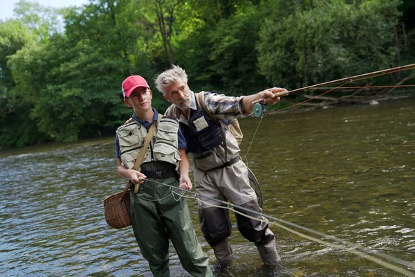 Padre Hijo Pesca Con Mosca Verano Hermoso Río Truchas Con — Foto de Stock