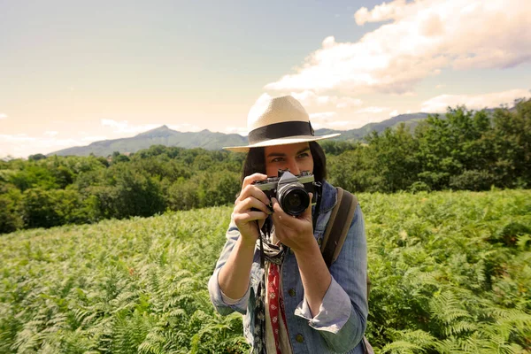 Kobieta Kapeluszu Robi Zdjęcia Pięknym Naturalnym Krajobrazie — Zdjęcie stockowe