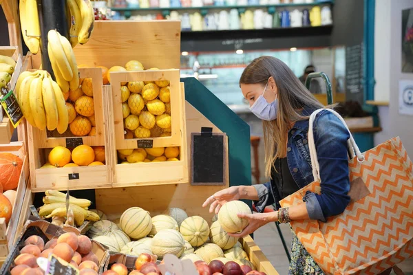 Woman Fresh Food Market Wearing Face Mask — Stock Photo, Image