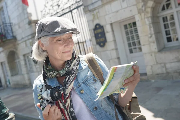 Portrét Starší Ženy Kloboukem Návštěvě Turistického Města Čtení Mapy Města — Stock fotografie