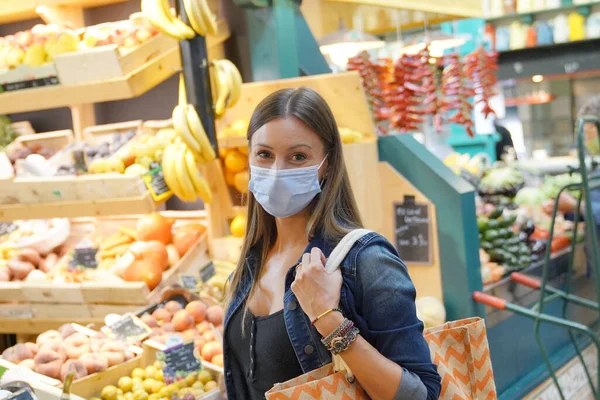 Γυναίκα Στην Αγορά Νωπών Τροφίμων Φορώντας Μάσκα Προσώπου — Φωτογραφία Αρχείου