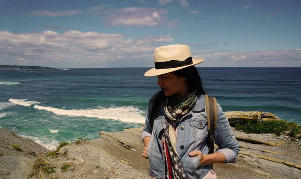 Mujer Con Sombrero Relajación Por Costa Del Océano —  Fotos de Stock