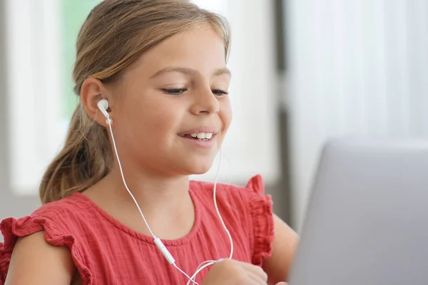 Young Girl Connected Laptop Home — Stock Photo, Image