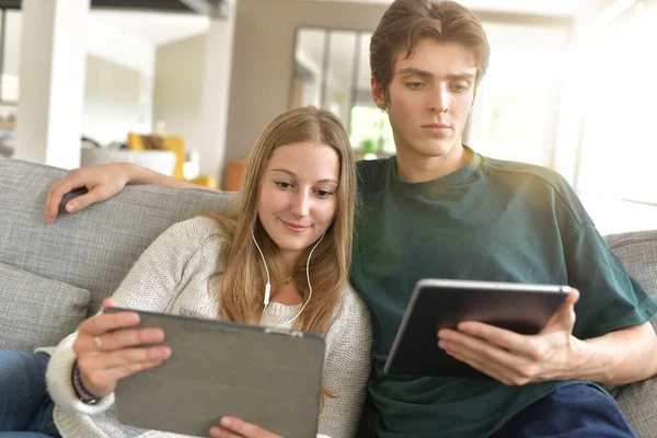 Junges Paar Hause Mit Digitalem Tablet Verbunden — Stockfoto