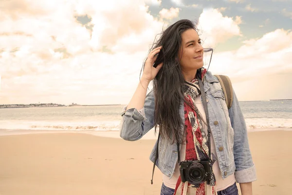 Trendy Donkerharige Vrouw Bij Het Strand — Stockfoto