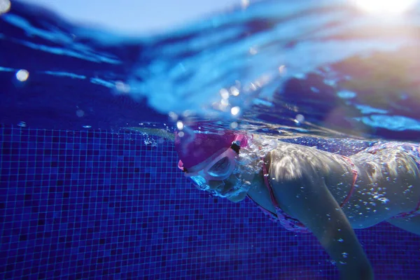 Niña Nadando Bajo Agua Piscina Azul —  Fotos de Stock