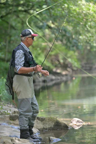 Pescatore Mosca Estate Pesca Fiume Montagna Con Trampolieri Cappello — Foto Stock