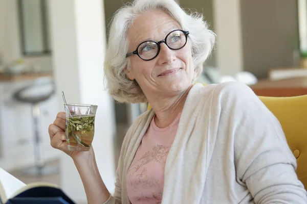 Portret Van Een Oudere Vrouw Die Kruidenthee Drinkt — Stockfoto