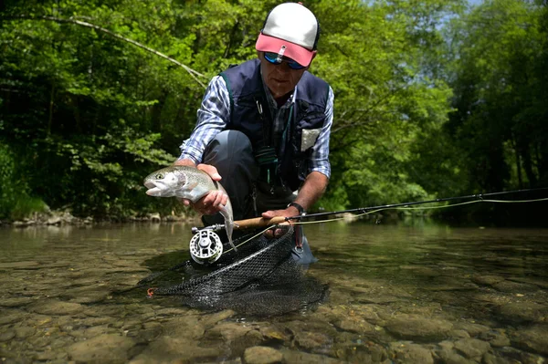 Pesca Mosca Estate Cattura Una Trota Iridea Pesca Fiume Montagna — Foto Stock