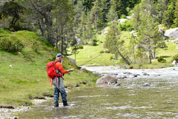 Fliegenfischer Forellenfischen Mit Wanderrucksack Und Orangefarbener Jacke Hochgebirge Sommer — Stockfoto