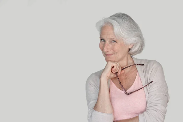 Retrato Mulher Idosa Com Óculos Sobre Fundo Branco Isolado — Fotografia de Stock