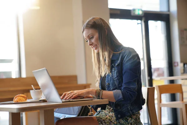 Νεαρή Γυναίκα Που Κάθεται Στην Καφετέρια Και Εργάζεται Φορητό Υπολογιστή — Φωτογραφία Αρχείου