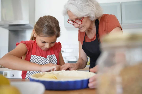 祖母とともに孫作るアップルパイ — ストック写真