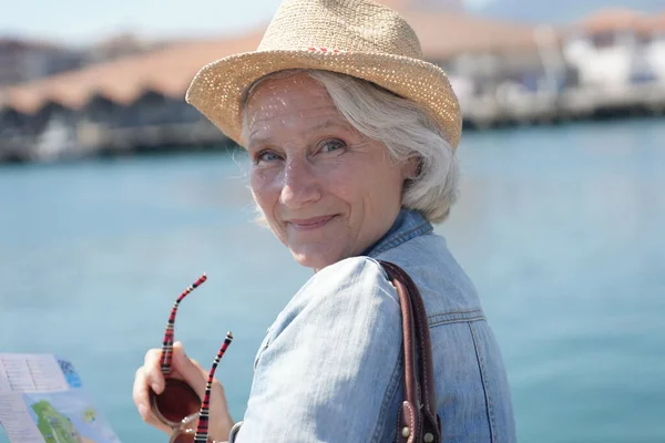 Retrato Mulher Idosa Com Chapéu Visitando Cidade Turística Ler Mapa — Fotografia de Stock