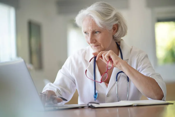 Médica Sênior Trabalhando Laptop — Fotografia de Stock