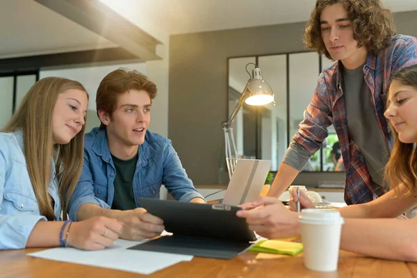 Les Jeunes Étudiants Réunissent Haute Voix Pour Travailler Sur Projet — Photo