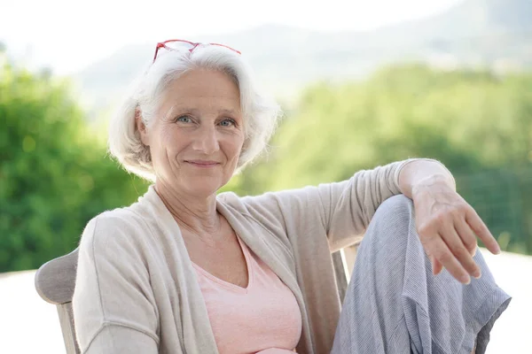 Porträt Einer Seniorin Die Sich Sessel Draußen Gemütlich Macht — Stockfoto