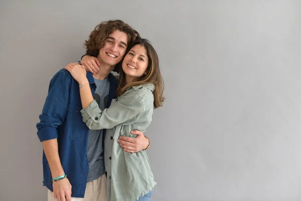 Young Couple Standing Grey Background — Stock Photo, Image