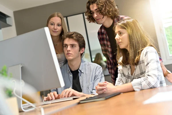 Grupp Studenter Som Arbetar Tillsammans Med Projektet — Stockfoto