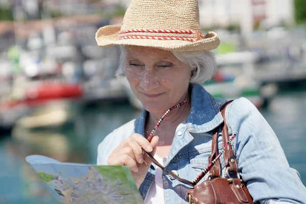 Portrait Femme Âgée Avec Chapeau Visitant Ville Touristique Lecture Carte — Photo