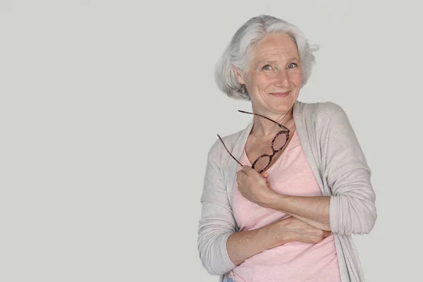 Porträtt Äldre Kvinna Med Röda Glasögon Isolerad — Stockfoto