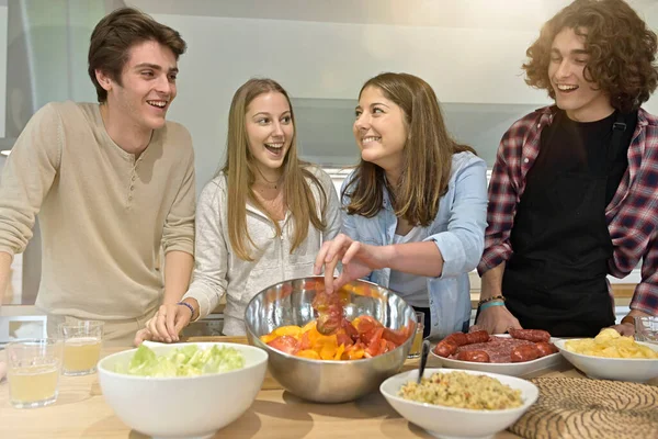 Compañeros Piso Disfrutando Cocinando Juntos Casa — Foto de Stock