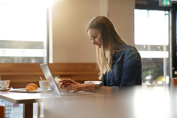 Jonge Vrouw Zit Koffieshop Werkt Laptop — Stockfoto