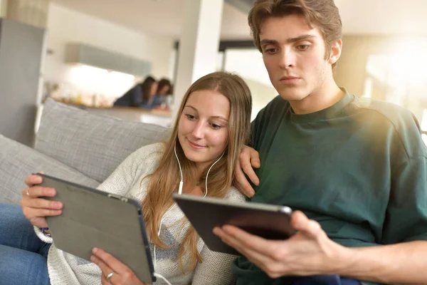 Evde Dijital Tablete Bağlı Genç Bir Çift — Stok fotoğraf