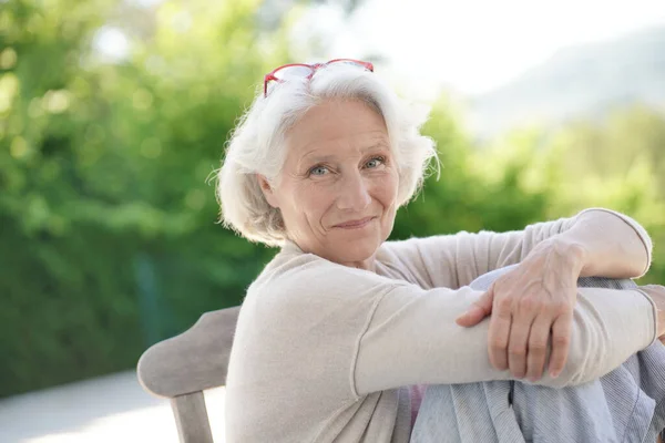 Portret Van Oudere Vrouw Met Wit Haar Ontspannen Fauteuil Buiten — Stockfoto