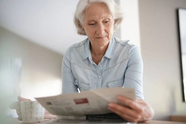 Portrait Senior Woman Reading Newspaper — Stock Photo, Image