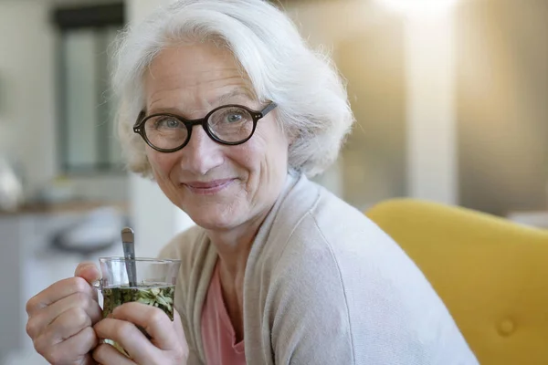 老年妇女喝草茶的肖像 — 图库照片