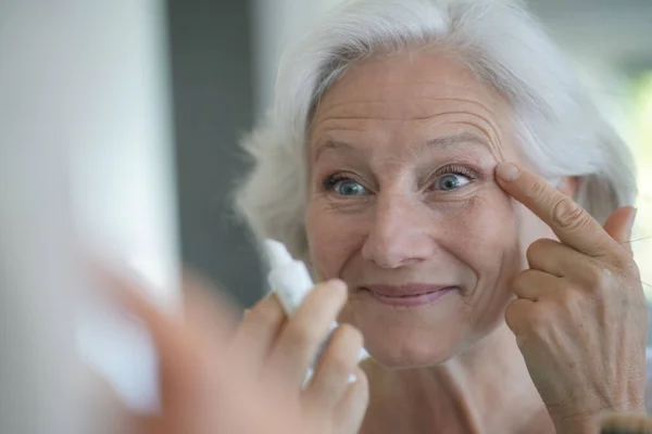 Portrait Senior Woman Taking Care Her Skin Looking Mirror — Stock Photo, Image