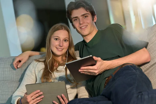 Jovem Casal Conectado Tablet Digital Casa — Fotografia de Stock