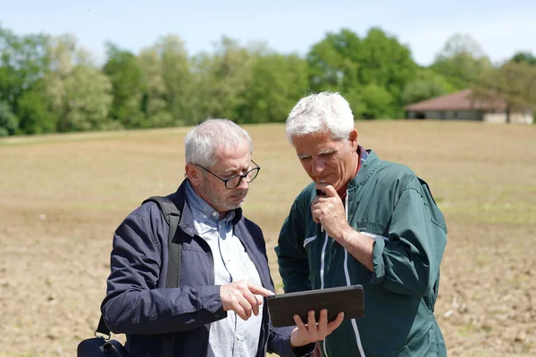 Incontro Dell Agricoltore Con Consulente Finanziario Dell Azienda Agricola Fotografia Stock