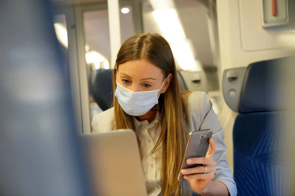 Empresária Viajando Trem Trabalhando Laptop Usando Máscara Facial Imagem De Stock