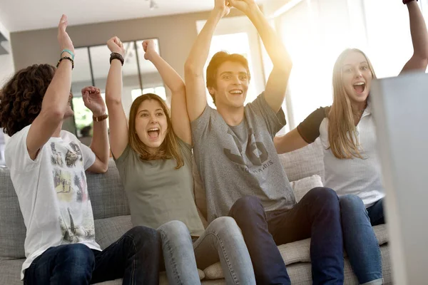 Gruppe Von Freunden Jubelt Als Sie Das Spiel Fernsehen Anschaut Stockbild