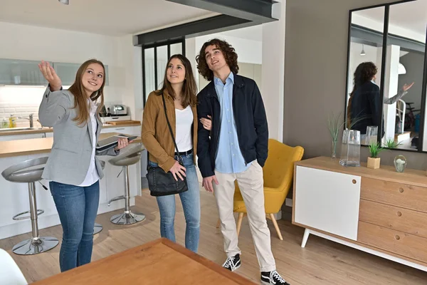 Jeune Couple Visitant Appartement Moderne Image En Vente