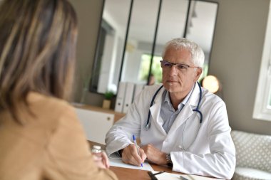 Görevdeki hastayla ilgilenen doktor.