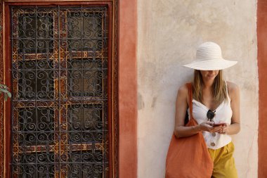 Tarz sahibi bir kadın geleneksel Fas dilinde mesajlaşıyor.