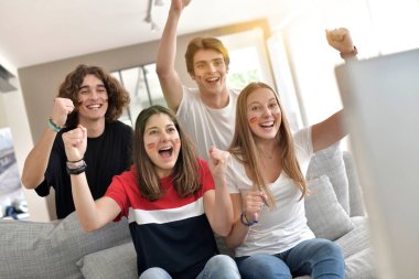 Gençler televizyonda Almanya milli takımını destekliyor