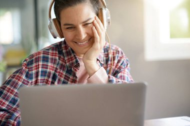 Ipatop 'un bilgisayar kamerasına en çok bakan kadın.