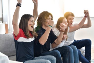 Gençler televizyonda Almanya milli takımını destekliyor