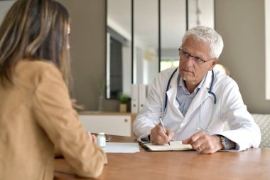 Görevdeki hastayla ilgilenen doktor.