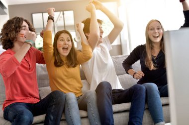 Gençler televizyonda İspanya milli futbol takımını destekliyor