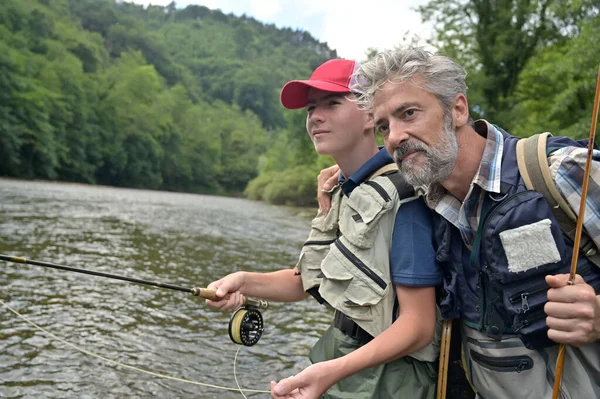 Père Son Fils Pêchent Mouche Été Sur Une Belle Rivière — Photo