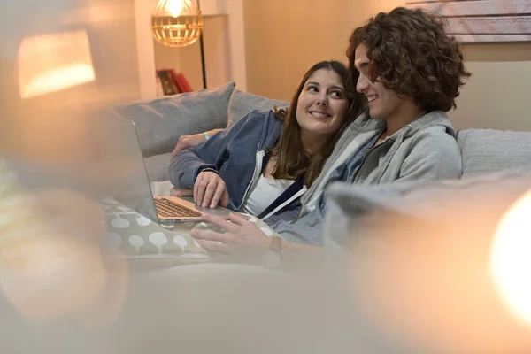 Unga Par Studenter Hemma Tittar Film Laptop — Stockfoto